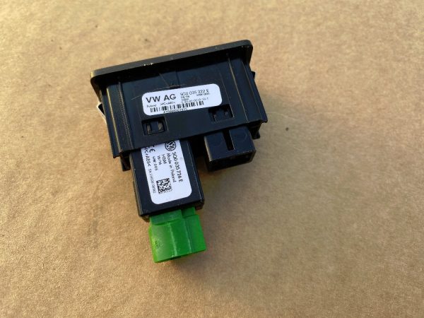 USB VW Passat B8 Arteon Golf 7 5G0035222E 5Q0035726E 5G0 035 222 E 5Q0 035 726 E - Dezmembrari Auto