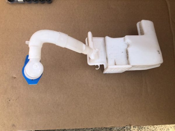 Vas lichid parbriz modelul cu 2 motoras VW Jetta 2016 2.0 5C6955453D 5C6 955 453 D - Dezmembrari Auto