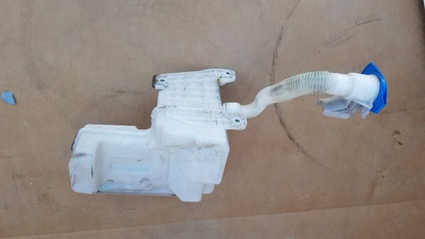 Vas lichid parbriz modelul cu doua motorase Audi A3 8V 5Q0955449L 5Q0 955 449 L - Dezmembrari Auto