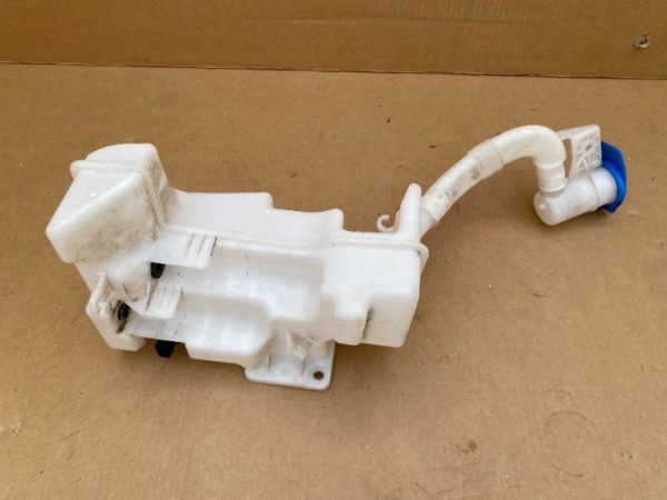 Vas lichid parbriz modelul cu spalatoare faruri VW Jetta 2017 5C6955453 5C6 955 453 - Dezmembrari Auto