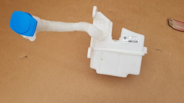 Vas lichid parbriz VW Golf 7 5G0955448R 5G0 955 448 R - Dezmembrari Auto