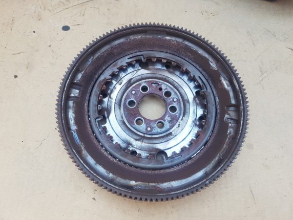 Volanta Audi A3 8P 1.6 tdi 03L105266AJ 03L 105 266 AJ - Dezmembrari Auto