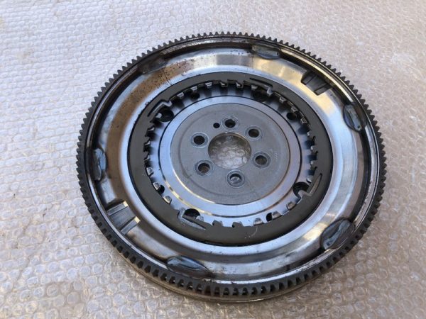 Volanta DSG 1.4 tsi CZE CZEA VW Passat B8 03L105266DN 03L 105 266 DN - Dezmembrari Auto