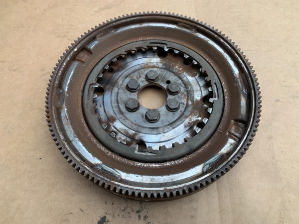 Volanta DSG VW Passat B8 1.4 tsi 03L105266DN 03L105266EK - Dezmembrari Auto