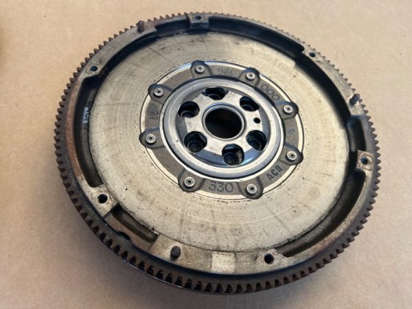 Volanta + kit ambreiaj VW Touran din 2017 2.0 tdi 03L 105 266 BT 04L 141 015 K 04L 141 016 - Dezmembrari Auto - imagine 2